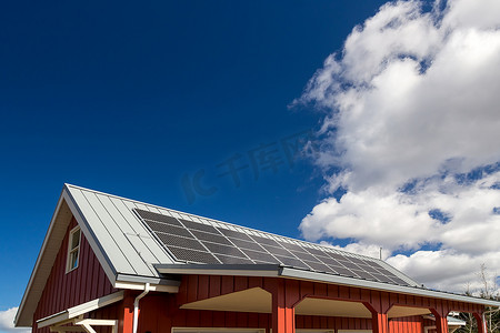 电房子摄影照片_红房子屋顶上的太阳能电池板