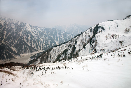 日本阿尔卑斯山，有雪的冬天山。