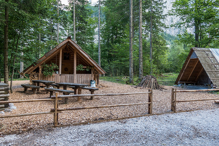 山间小屋，欧洲阿尔卑斯山的木炭燃烧器屋，斯洛文尼亚 Logarska 山谷