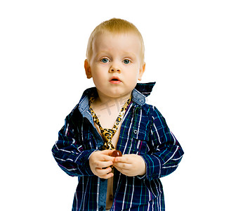 站着的孩子摄影照片_格子衬衫和领带的小男孩。