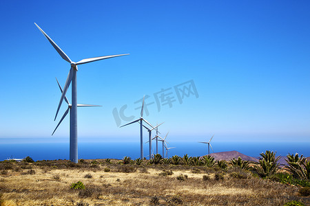 岛上的风力涡轮机和天空