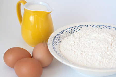 糕点培训摄影照片_“一罐牛奶、鸡蛋和面粉”