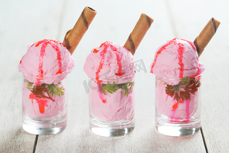 杯草莓冰淇淋