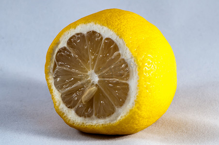 白色背景中的柠檬片