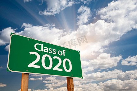 二年级说课摄影照片_2020 年级绿色路标与戏剧性的云彩和天空