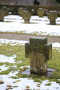 冬天有石十字架的老公墓