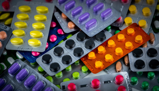 一堆五颜六色的药丸在泡罩包装中。