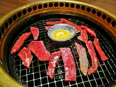 烤肉火锅摄影照片_优质日本和牛大理石纹烤牛肉烤肉火锅 i