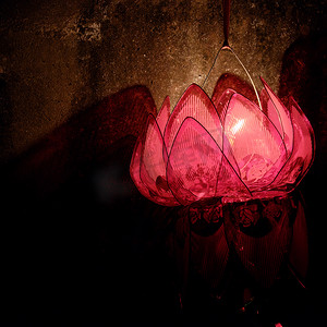 红色元宵节摄影照片_有蜡烛的灯笼在晚上