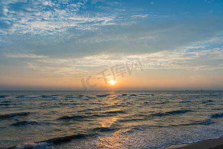 海洋波浪摄影照片_五颜六色的日出在海洋海滩上