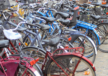 生态停车摄影照片_中央巴士站附近的自行车停车场