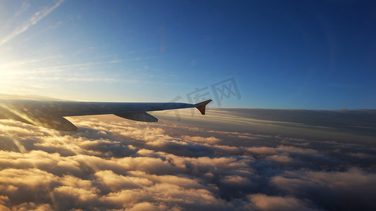 一架飞机在日落时的机翼与云。