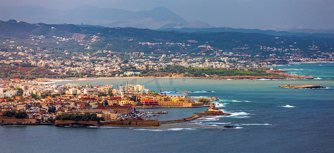 希腊克里特岛干尼亚老威尼斯港，有钓鱼船和游艇。