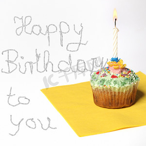 “带蜡烛的纸杯蛋糕，并发短信祝你生日快乐”
