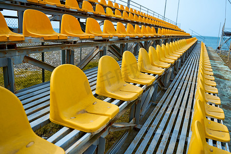 小型运动场讲台上的黄色塑料座椅