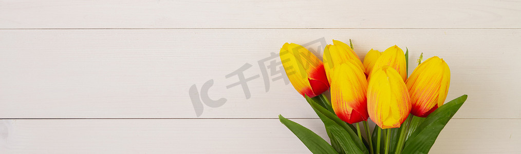感恩母亲节艺术字摄影照片_木制背景上美丽的郁金香花，浪漫，母亲