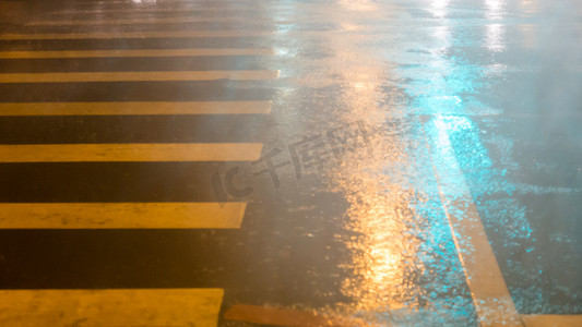 城市大雨摄影照片_在城市街道上的大雨