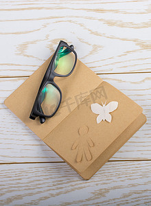 空白的笔记本、纸蝴蝶、纸人、太阳镜和麻子