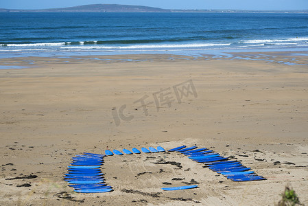 沙滩冲浪板摄影照片_沙滩上的冲浪板