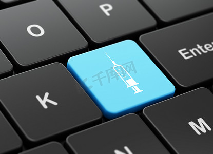 医学概念： 电脑键盘背景上的注射器