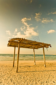 在沙滩和蓝天的木机盖
