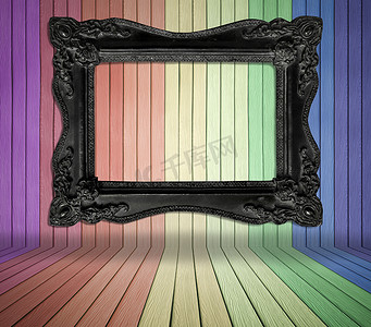 屋里的装饰摄影照片_五颜六色的木屋里的黑色旧框架