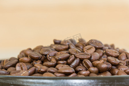 木托盘中的咖啡豆