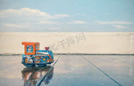 火车玩具摄影照片_火车玩具木地板