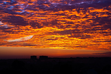 天空中燃烧的夕阳的颜色