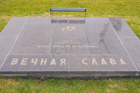 奇马耶夫摄影照片_纪念 Nikolai Batiouk Povich 的纪念牌匾，悲伤的历史纪念建筑群“致斯大林格勒战役的英雄”