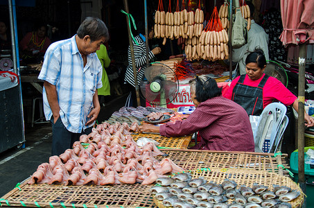 Singburi 市场的贸易。