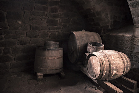 旧酒窖和木桶