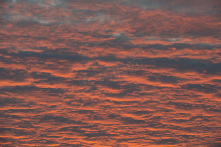 日出时抽象的红色和橙色天空