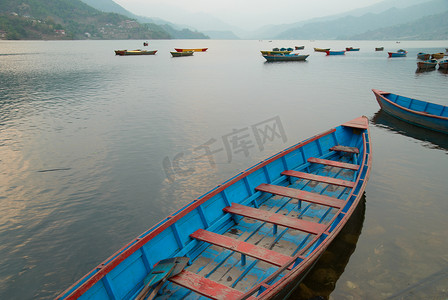 木船河上摄影照片_湖上的木船