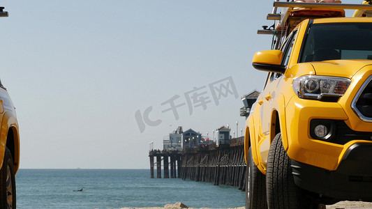 黄色救生员汽车，美国加利福尼亚州海洋海滩。