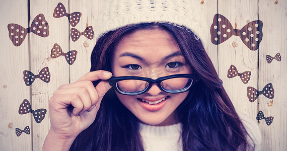 微笑的亚洲女人拿着眼镜的合成图像