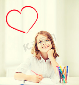 微笑的小学生女孩在学校画画
