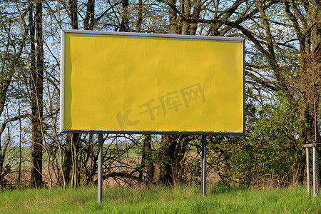 乡村的空广告牌