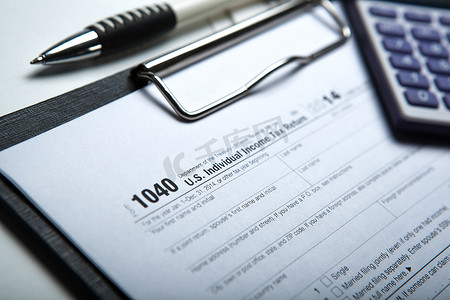 办公室表摄影照片_在桌面上填写纳税申报表