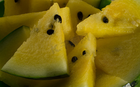西瓜饮食用切片和楔形黄西瓜
