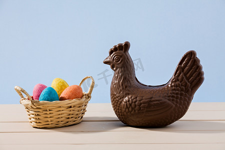 复活节巧克力鸡和鸡蛋放在桌子上