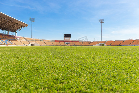 绿色比赛摄影照片_用于足球比赛和田径运动的美丽草地足球场（公共体育场由人们征税所有通道创建）