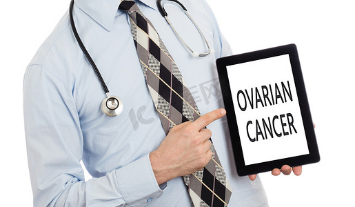 卵巢癌摄影照片_医生拿着平板电脑-卵巢癌