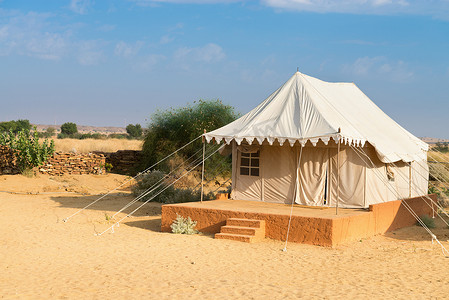 沙漠帐篷露营摄影照片_沙漠中的帐篷露营地酒店
