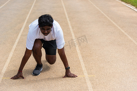 运动赛跑者黑人穿脚鞋活跃准备开始跑步