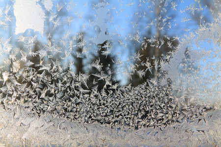 冬天窗户上的蓝色冰