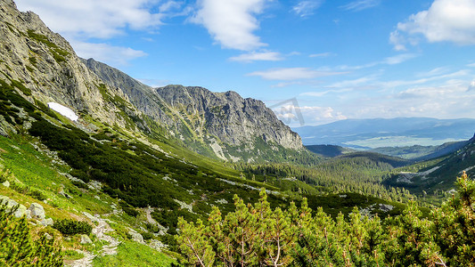 高塔特拉山 — 奥斯特瓦 — 斯洛伐克 Mengusovska 山谷 — 第一个夏日