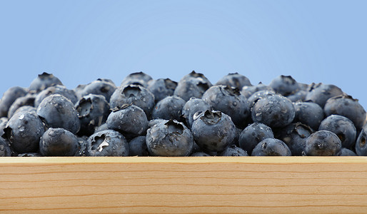 木箱中一堆新鲜洗过的蓝莓