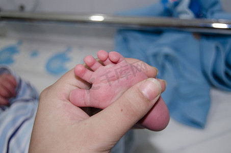 按摩小新出生的婴孩脚放松的母亲
