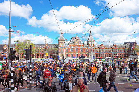 4 月 27 日：庆典期间在中央车站的阿姆斯特丹